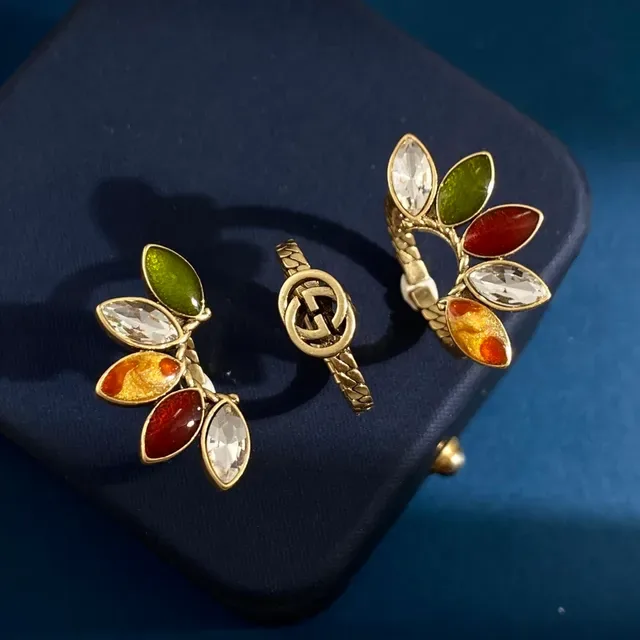 Gucci Anel Floral Multi-Gemstone Dourado Banda de Serpente 9