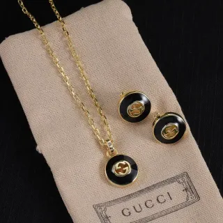 Gucci GG Marmont قلادة دائرية أسود وذهبي مينا