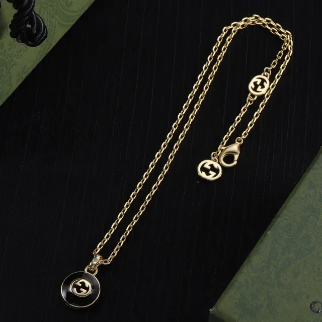 Gucci GG Marmont Collier pendentif circulaire noir or émail 6