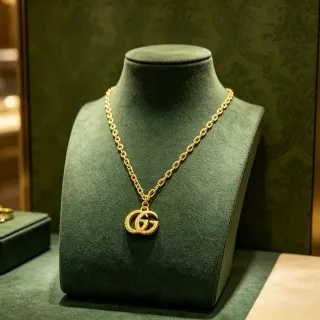 قلادة Gucci GG Marmont ذهبي حبل ملتوي Interlocking G