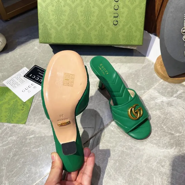 Gucci GG Marmont Verde Dourado Matelassado Costura Chevron Double G Horsebit Buckle Sandálias Casuais 3