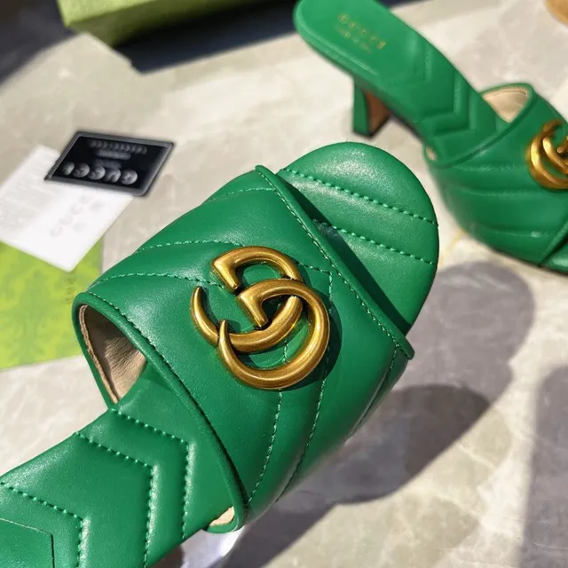 Gucci GG Marmont Verde Dourado Matelassado Costura Chevron Double G Horsebit Buckle Sandálias Casuais 5