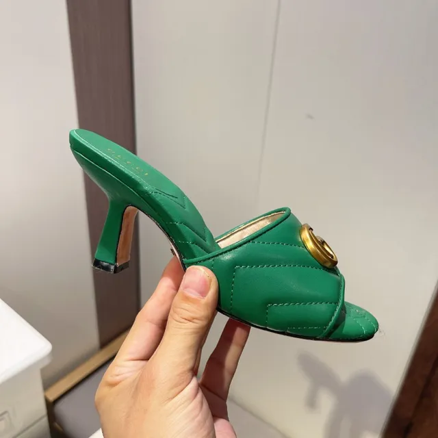 Gucci GG Marmont Verde Dourado Matelassado Costura Chevron Double G Horsebit Buckle Sandálias Casuais 7