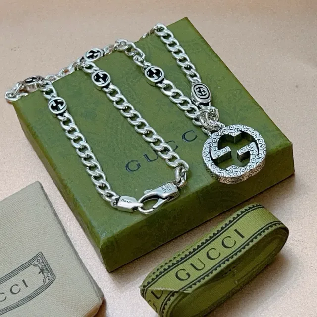 Gucci GG Marmont Interlocking G قلادة كريستال 2