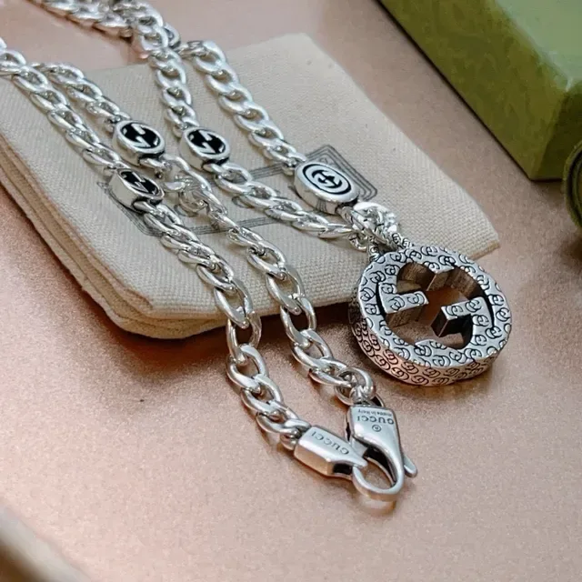 Gucci GG Marmont Interlocking G قلادة كريستال 3