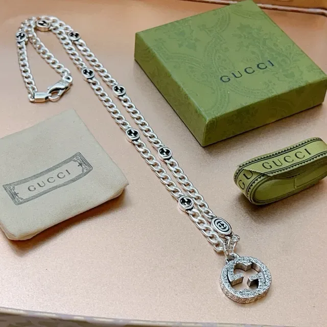 Gucci GG Marmont Interlocking G قلادة كريستال 5