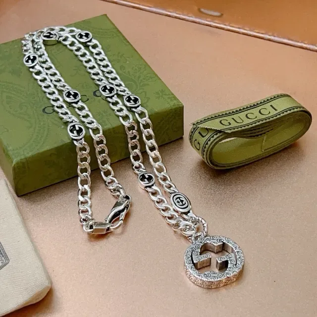 Gucci GG Marmont Interlocking G قلادة كريستال 6