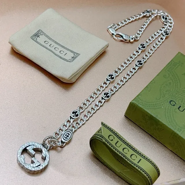 Gucci GG Marmont Interlocking G قلادة كريستال 7