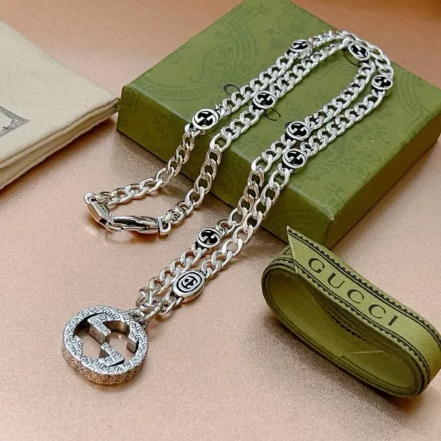 Gucci GG Marmont Interlocking G قلادة كريستال 8