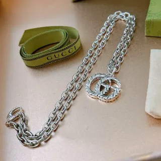 قلادة Gucci GG Marmont Interlocking G ورقة منقوشة فضية