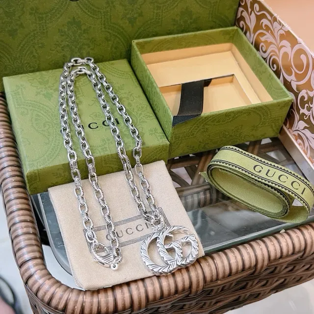 Gucci GG Marmont Interlocking G Leaf-Engraved Silver Necklace 2