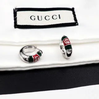 Gucci GG Marmont मल्टीकलर सिल्वर हिंज्ड हूप इनेमल पैनल इयररिंग्स
