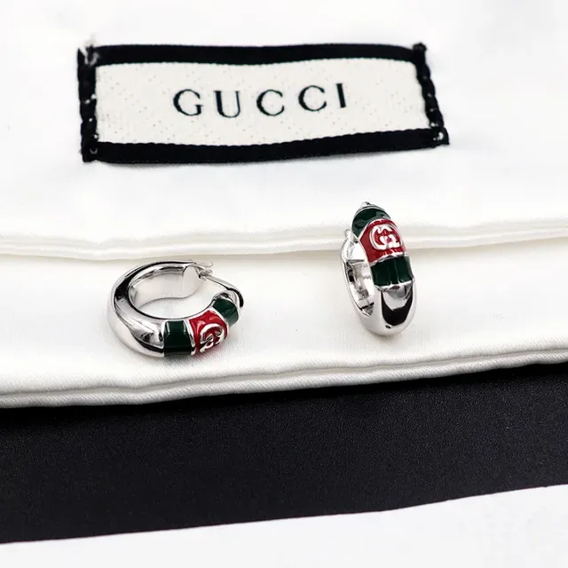 Gucci GG Marmont मल्टीकलर सिल्वर हिंज्ड हूप इनेमल पैनल इयररिंग्स 1