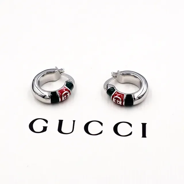 Gucci GG Marmont मल्टीकलर सिल्वर हिंज्ड हूप इनेमल पैनल इयररिंग्स 2