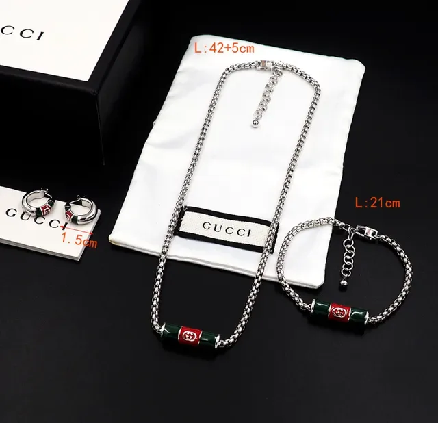 Gucci GG Marmont मल्टीकलर सिल्वर हिंज्ड हूप इनेमल पैनल इयररिंग्स 3