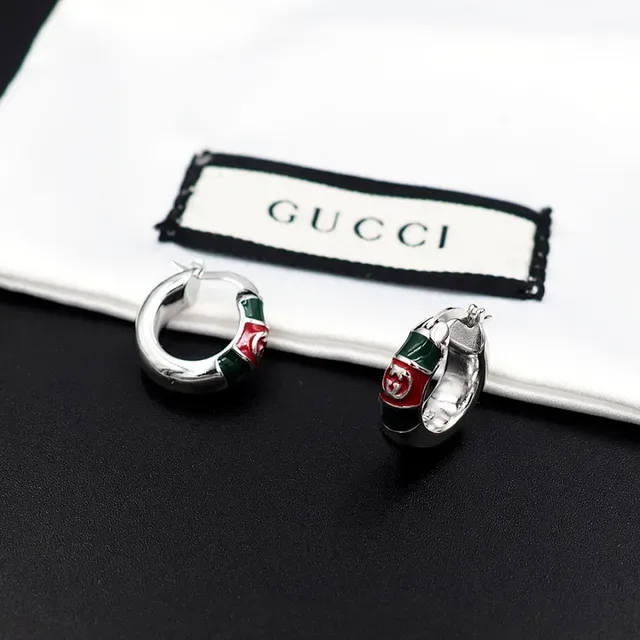 Gucci GG Marmont मल्टीकलर सिल्वर हिंज्ड हूप इनेमल पैनल इयररिंग्स 7