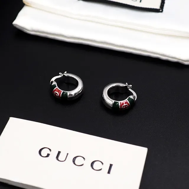 Gucci GG Marmont मल्टीकलर सिल्वर हिंज्ड हूप इनेमल पैनल इयररिंग्स 9