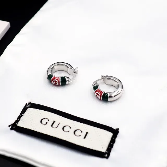 Gucci GG Marmont मल्टीकलर सिल्वर हिंज्ड हूप इनेमल पैनल इयररिंग्स 10