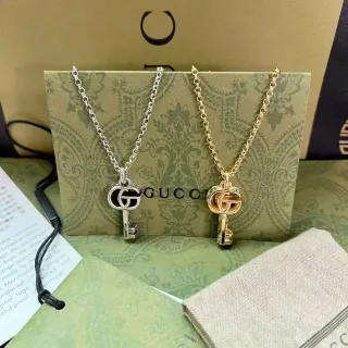 قلادة Gucci GG Marmont فضة وذهب شكل مفتاح معلق Interlocking شعار Double G