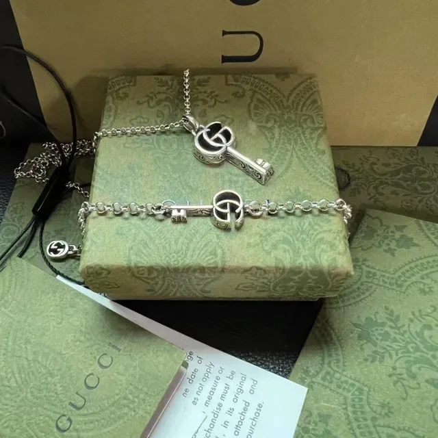 قلادة Gucci GG Marmont فضة وذهب شكل مفتاح معلق Interlocking شعار Double G 2