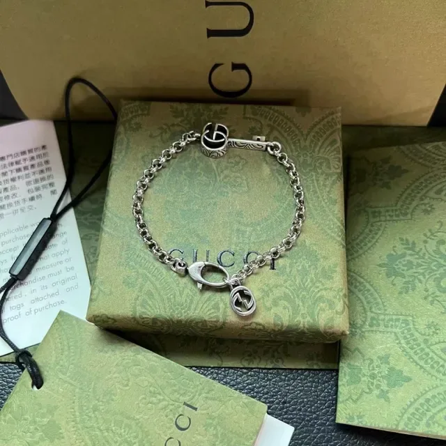 قلادة Gucci GG Marmont فضة وذهب شكل مفتاح معلق Interlocking شعار Double G 3