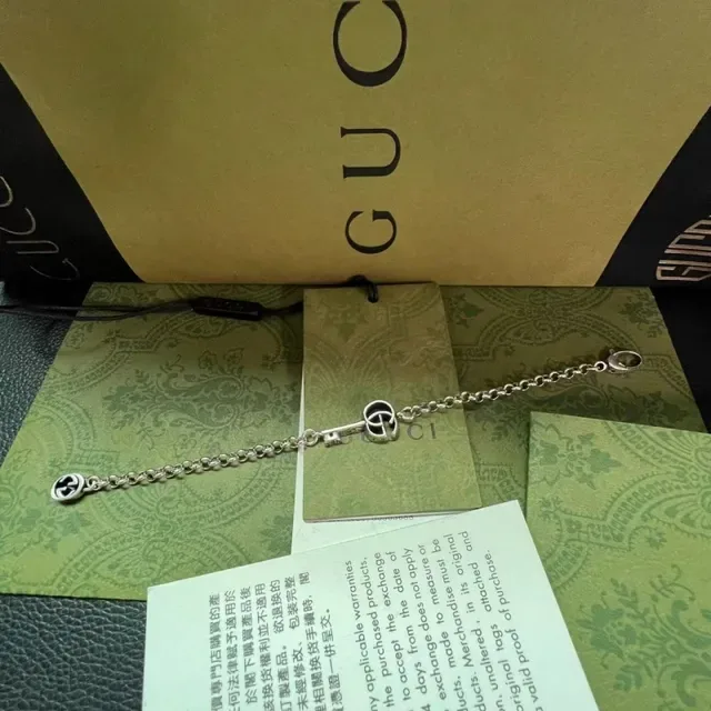 قلادة Gucci GG Marmont فضة وذهب شكل مفتاح معلق Interlocking شعار Double G 4