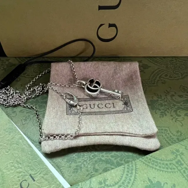 قلادة Gucci GG Marmont فضة وذهب شكل مفتاح معلق Interlocking شعار Double G 5