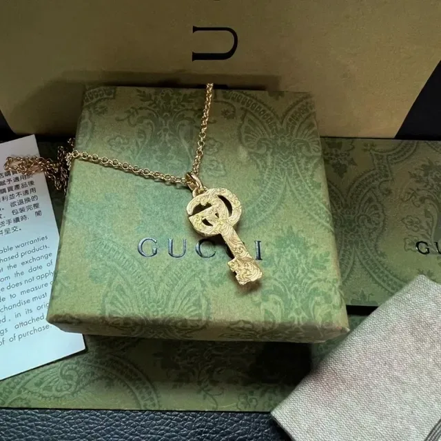 قلادة Gucci GG Marmont فضة وذهب شكل مفتاح معلق Interlocking شعار Double G 6