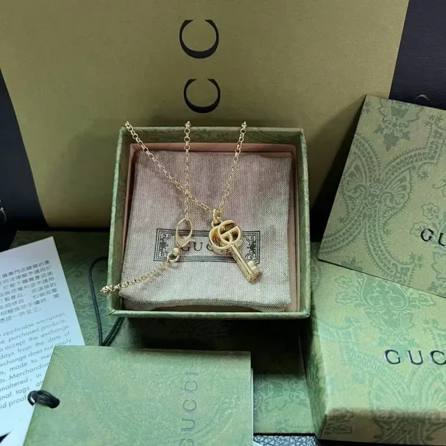 قلادة Gucci GG Marmont فضة وذهب شكل مفتاح معلق Interlocking شعار Double G 7