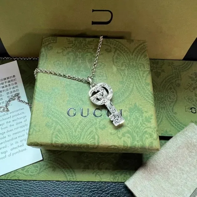 قلادة Gucci GG Marmont فضة وذهب شكل مفتاح معلق Interlocking شعار Double G 8