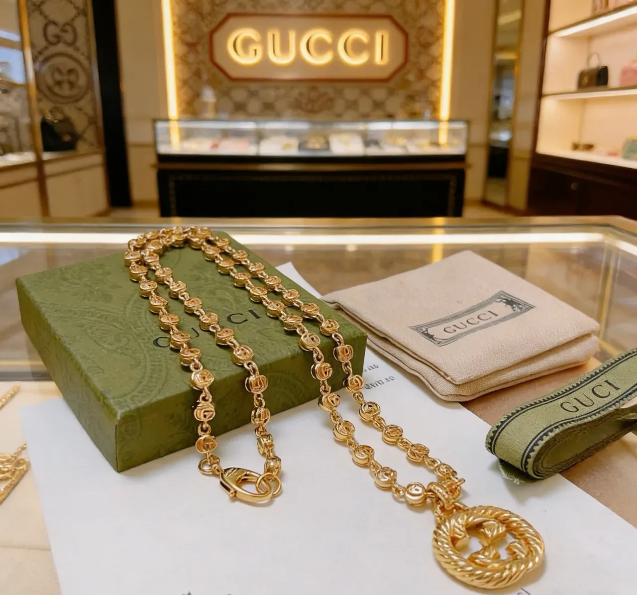 Colar Gucci GG Marmont Elos de corda retorcida de tom dourado 4