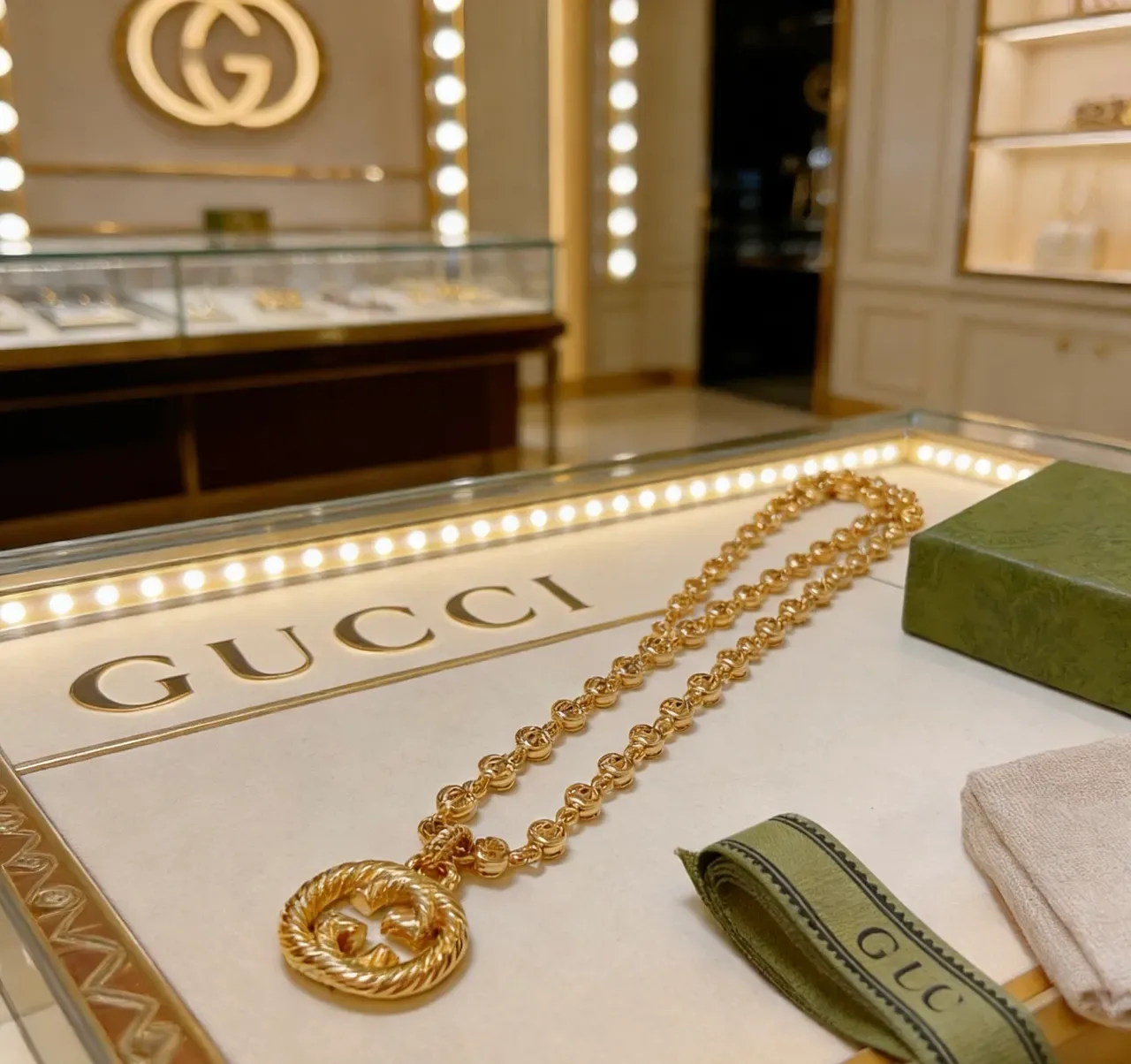Colar Gucci GG Marmont Elos de corda retorcida de tom dourado 6