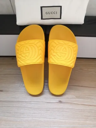 Gucci GG Marmont Mules Jaunes en Caoutchouc Moulé 2