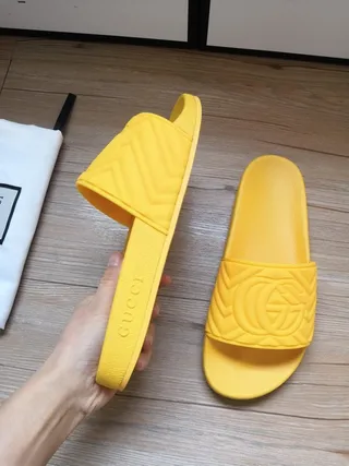 Gucci GG Marmont Mules Jaunes en Caoutchouc Moulé 3