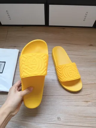 Gucci GG Marmont Mules Jaunes en Caoutchouc Moulé 4