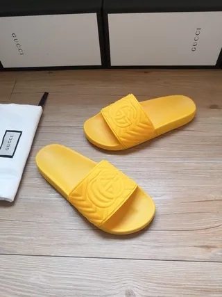 Gucci GG Marmont Mules Jaunes en Caoutchouc Moulé 5