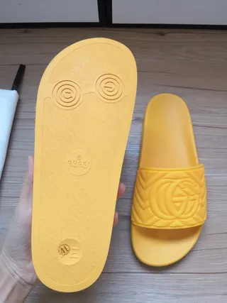 Gucci GG Marmont Mules Jaunes en Caoutchouc Moulé 6