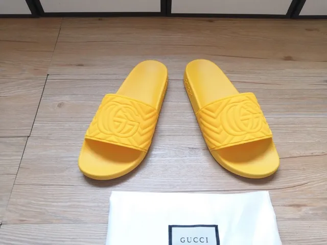 Gucci GG Marmont Mules Jaunes en Caoutchouc Moulé 7
