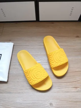 Gucci GG Marmont Mules Jaunes en Caoutchouc Moulé 8
