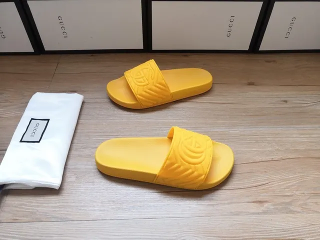 Gucci GG Marmont Mules Jaunes en Caoutchouc Moulé 9