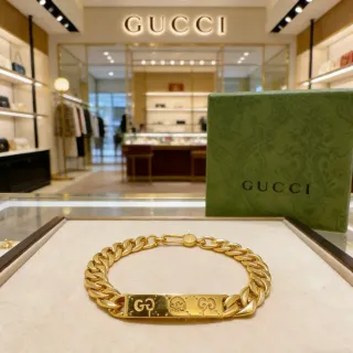Gucci Gold Curb-Link Chain Engraved Central Plaque Bracelet