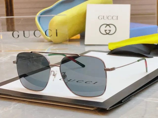 Gucci Gafas de Sol de Metal Inspiradas en Aviador en Oro y Verde 5