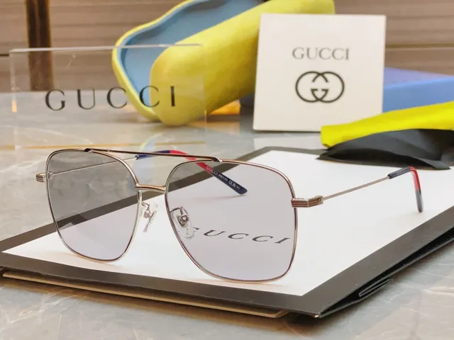 Gucci Gafas de Sol de Metal Inspiradas en Aviador en Oro y Verde 6