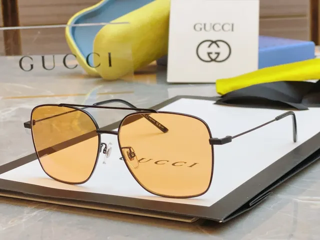 Gucci Gafas de Sol de Metal Inspiradas en Aviador en Oro y Verde 7
