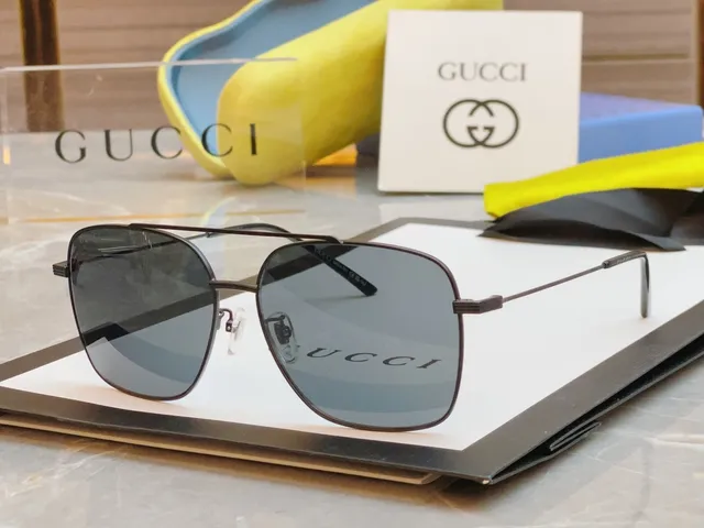 Gucci Gafas de Sol de Metal Inspiradas en Aviador en Oro y Verde 8