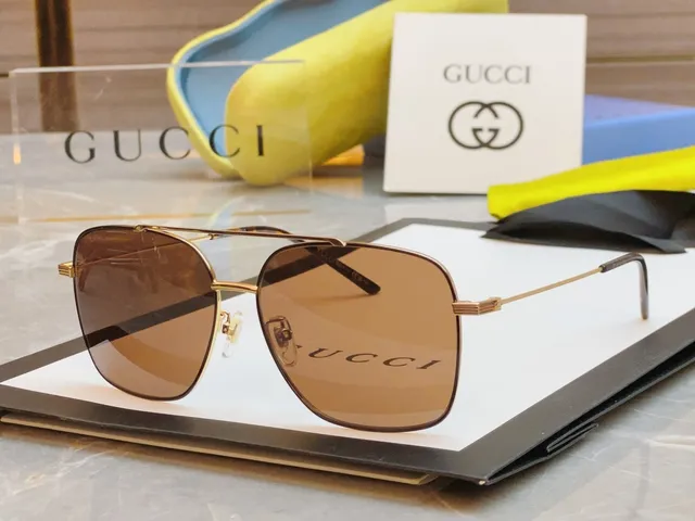 Gucci Gafas de Sol de Metal Inspiradas en Aviador en Oro y Verde 9