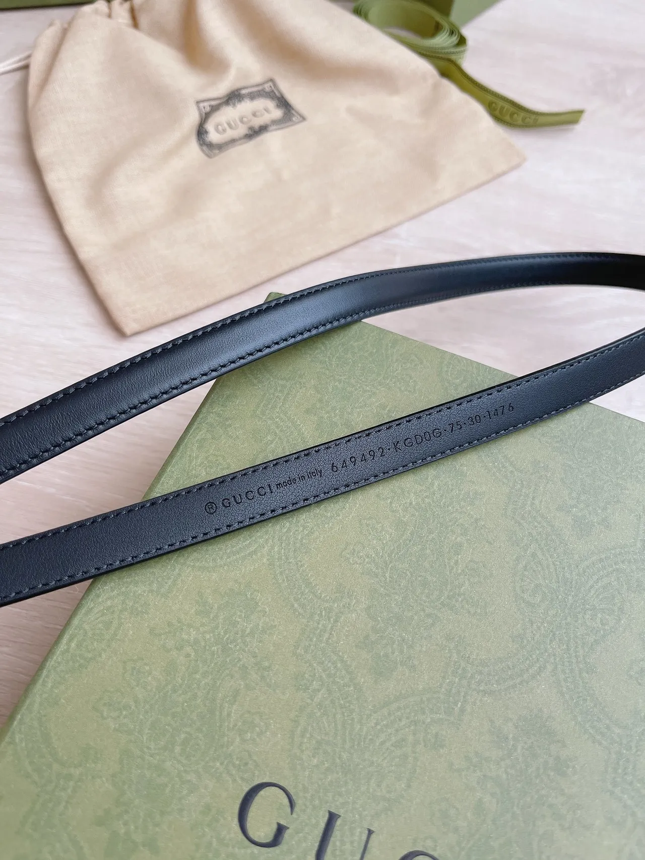 Gucci Horsebit 1955 Ceinture en cuir noir et or avec boucle ovale étroite 2