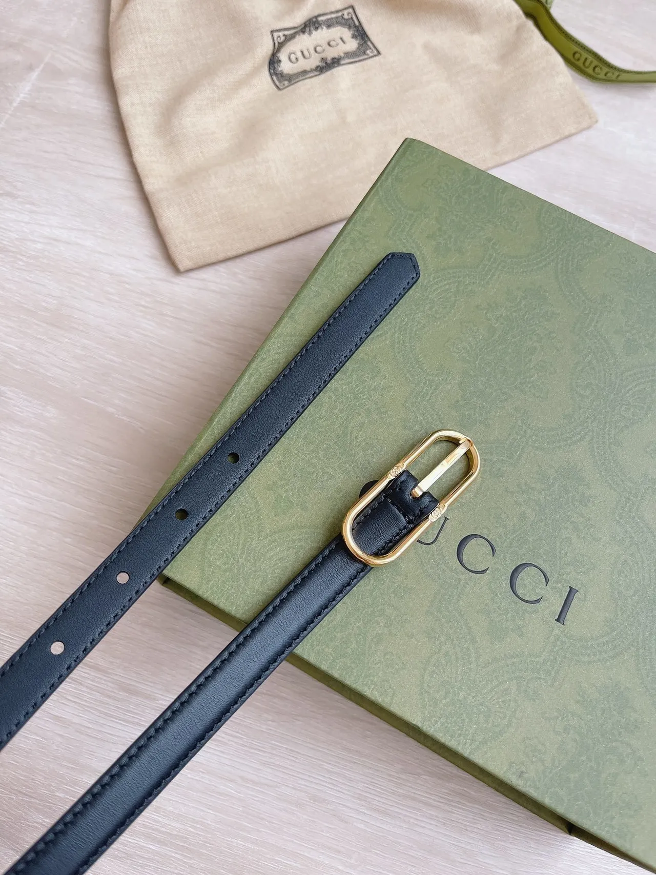 Gucci Horsebit 1955 Ceinture en cuir noir et or avec boucle ovale étroite 4
