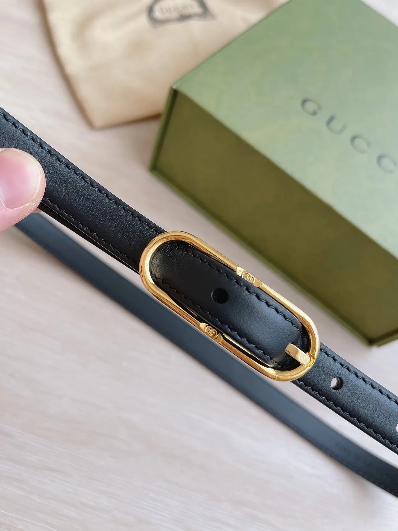 Gucci Horsebit 1955 Ceinture en cuir noir et or avec boucle ovale étroite 6