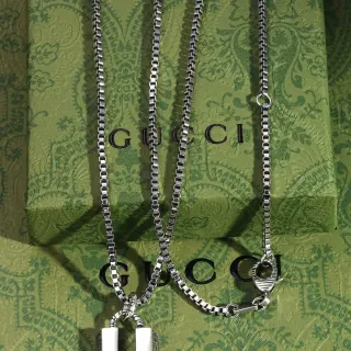 Gucci Horsebit 1955 قلادة سلاسل الارتباط الصندوقية باللون الفضي والأبيض مع تعليقة الخط المملوءة بالمينا